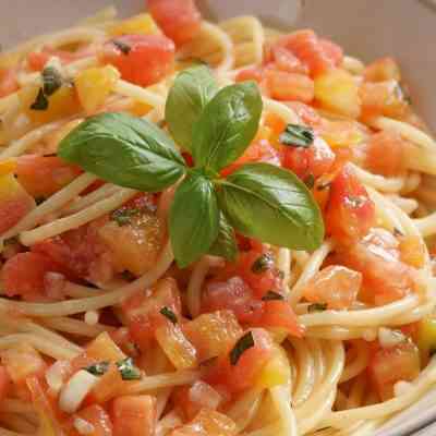 Spaghetti with raw tomatoes and basil